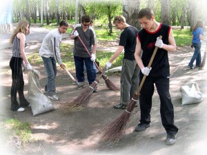 В Ленинске-Кузнецком продолжается трудоустройство подростков